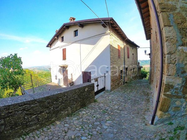 casa indipendente in vendita a Vernasca in zona Vigoleno