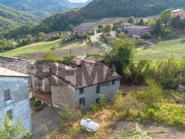 casa indipendente in vendita a Vernasca