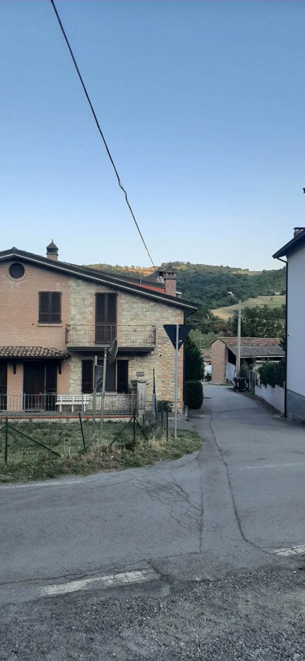 casa indipendente in vendita a Vernasca in zona Trinità