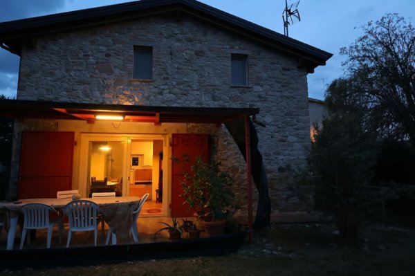casa indipendente in vendita a Vernasca in zona Vigoleno
