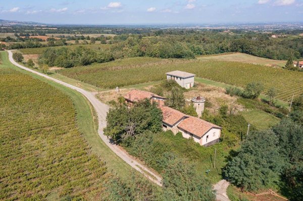 casale in vendita a Vigolzone in zona Albarola