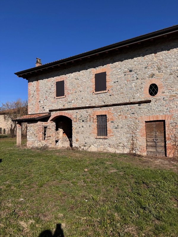 casale in vendita a Vigolzone in zona Borgo di Sotto