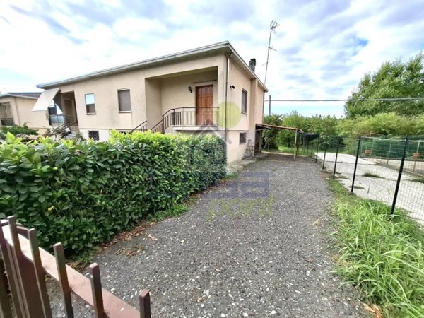 casa indipendente in vendita a Villanova sull'Arda in zona Soarza