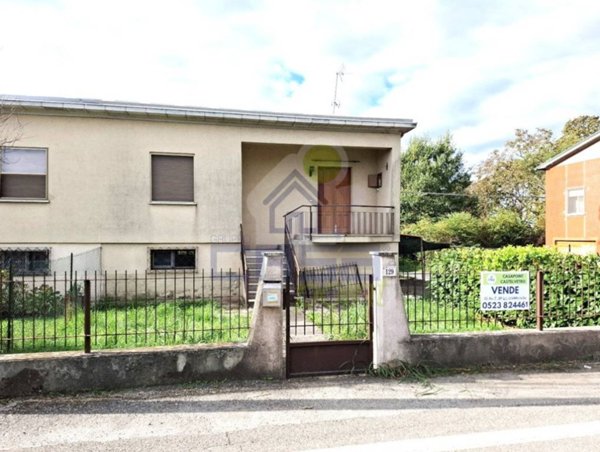 casa indipendente in vendita a Villanova sull'Arda in zona Soarza