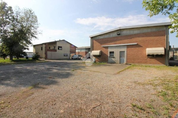 locale commerciale in vendita a Villanova sull'Arda