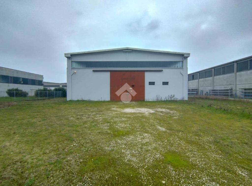locale commerciale in vendita a Villanova sull'Arda