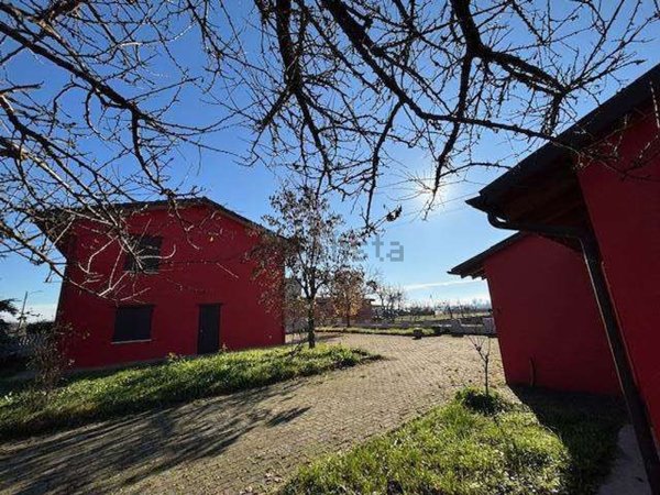 casa indipendente in vendita a Villanova sull'Arda in zona Soarza