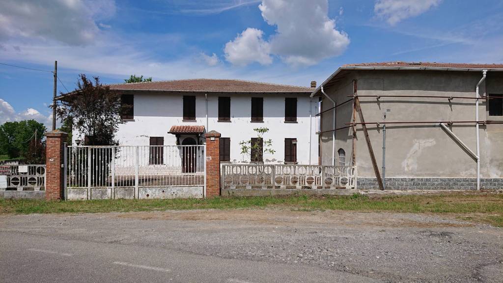 casa indipendente in vendita a Ziano Piacentino