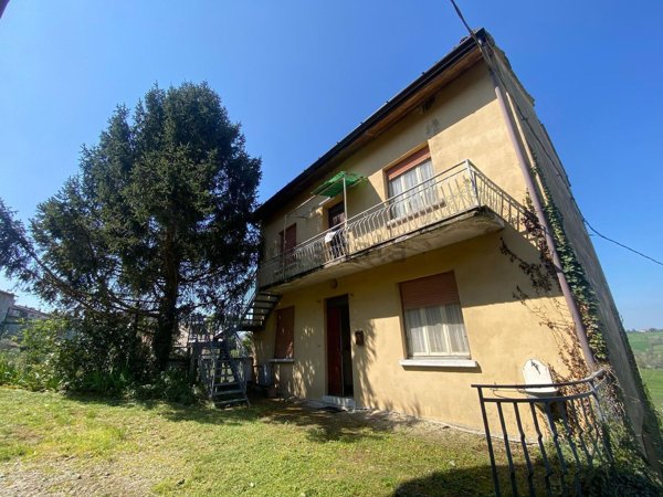 casa indipendente in vendita a Ziano Piacentino in zona Montalbo
