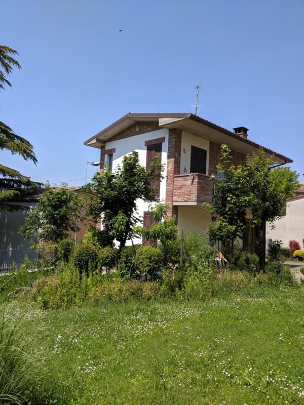 negozio in vendita a Ziano Piacentino