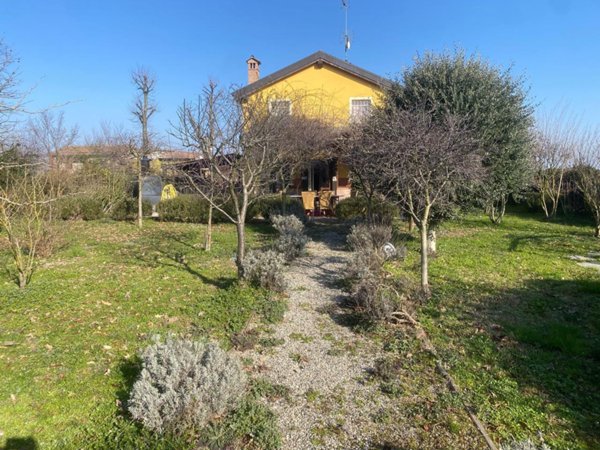 casa indipendente in vendita a Ziano Piacentino