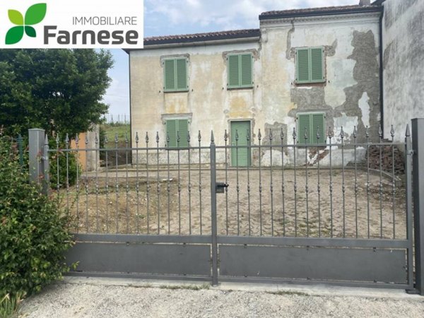 casa indipendente in vendita a Ziano Piacentino