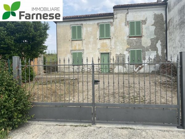 casa indipendente in vendita a Ziano Piacentino