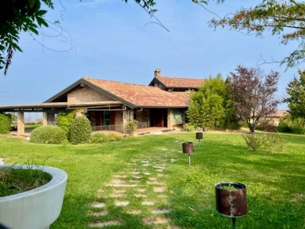 casa indipendente in vendita a Ziano Piacentino