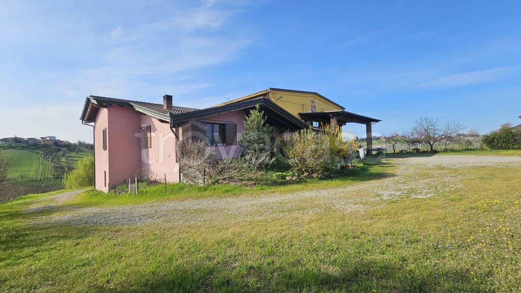 casa indipendente in vendita a Ziano Piacentino