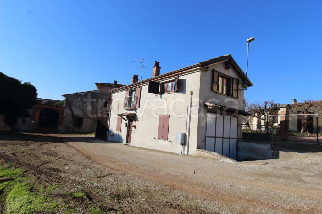 casa indipendente in vendita a Ziano Piacentino