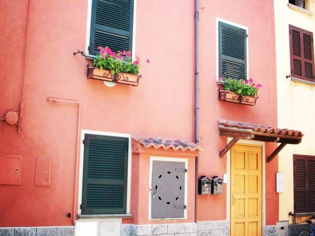 intera palazzina in vendita a Ziano Piacentino in zona Vicobarone