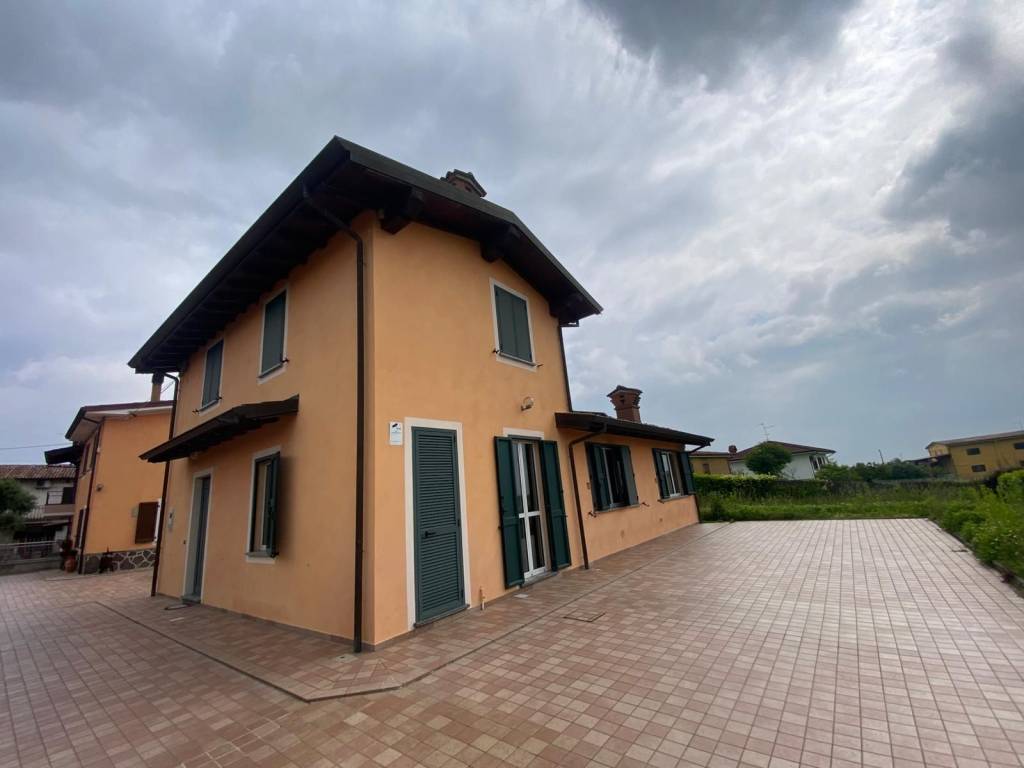 casa indipendente in vendita a Ziano Piacentino