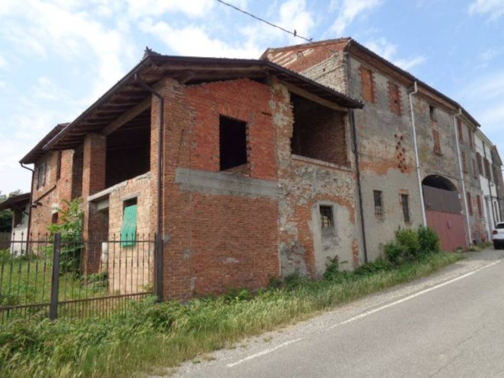 casa indipendente in vendita a Ziano Piacentino