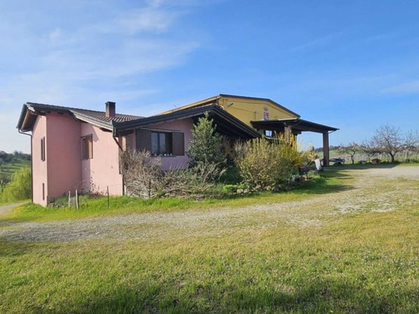 casa indipendente in vendita a Ziano Piacentino