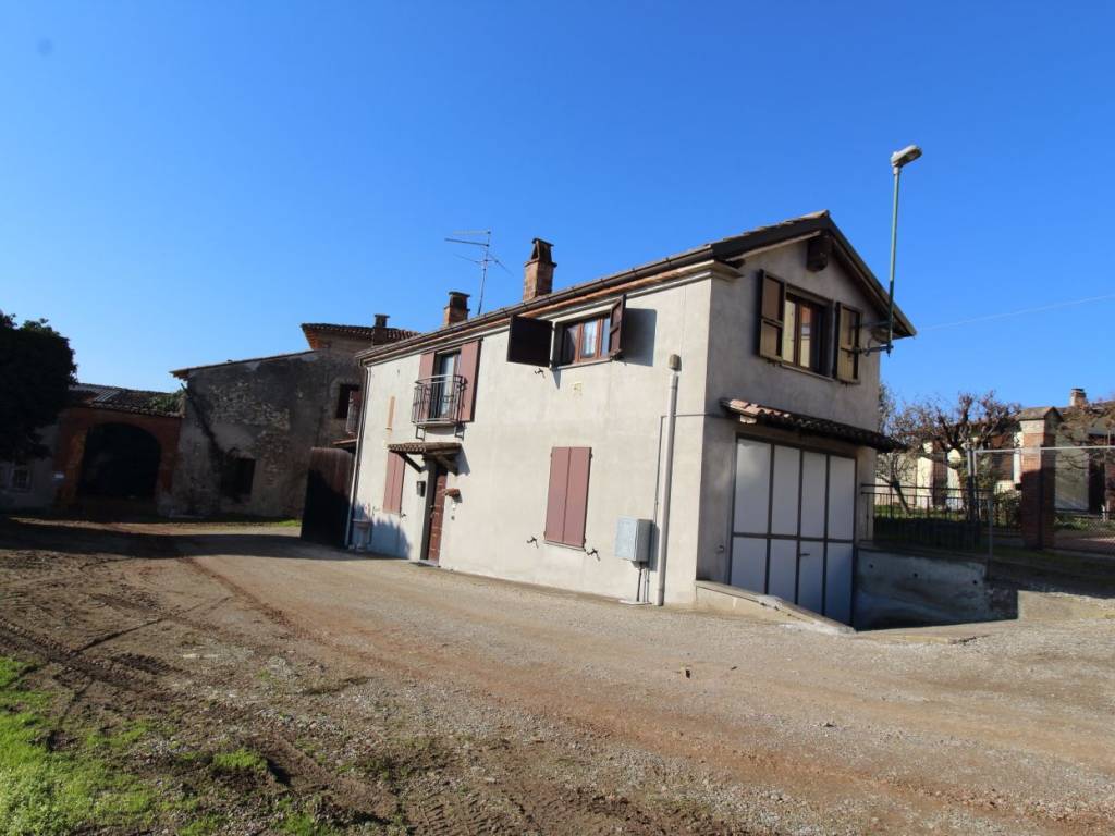 casa indipendente in vendita a Ziano Piacentino