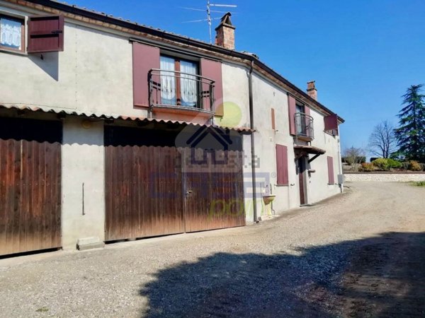 casa indipendente in vendita a Ziano Piacentino