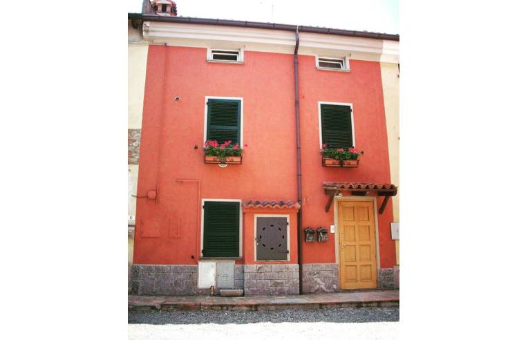 appartamento in vendita a Ziano Piacentino in zona Vicobarone