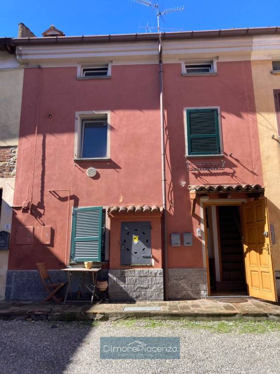 appartamento in vendita a Ziano Piacentino in zona Vicobarone