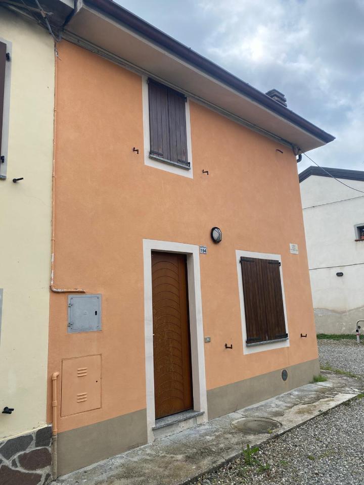 casa indipendente in vendita a Ziano Piacentino