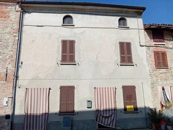 casa indipendente in vendita a Ziano Piacentino in zona Montalbo