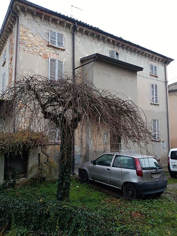 casa semindipendente in vendita a Ziano Piacentino