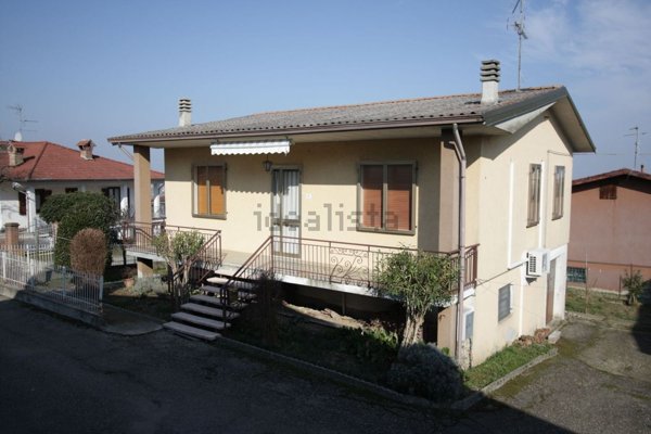 casa indipendente in vendita a Ziano Piacentino