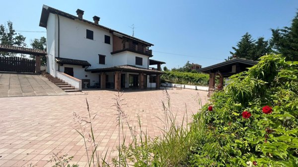 casa indipendente in vendita a Ziano Piacentino