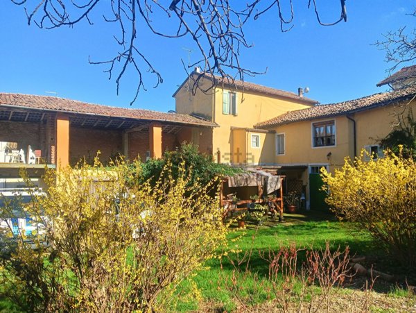 casa indipendente in vendita a Ziano Piacentino in zona Vicobarone