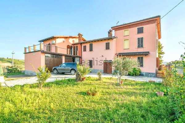 casa indipendente in vendita a Ziano Piacentino