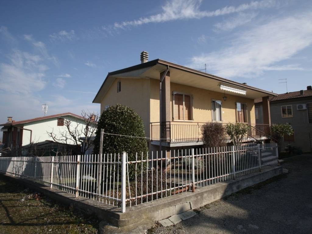 casa indipendente in vendita a Ziano Piacentino