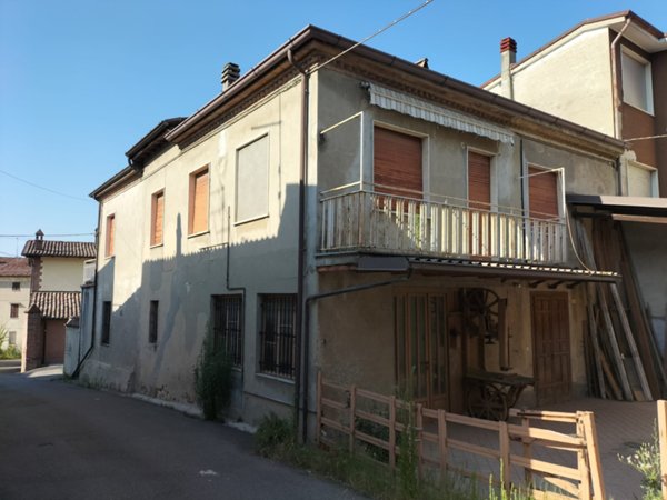 casa indipendente in vendita a Ziano Piacentino