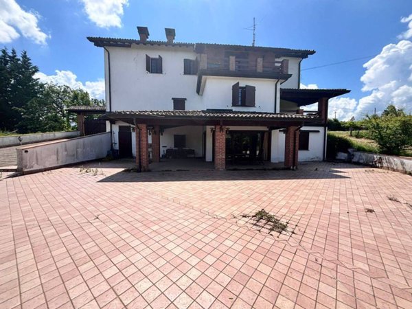 casa indipendente in vendita a Ziano Piacentino in zona Vicobarone
