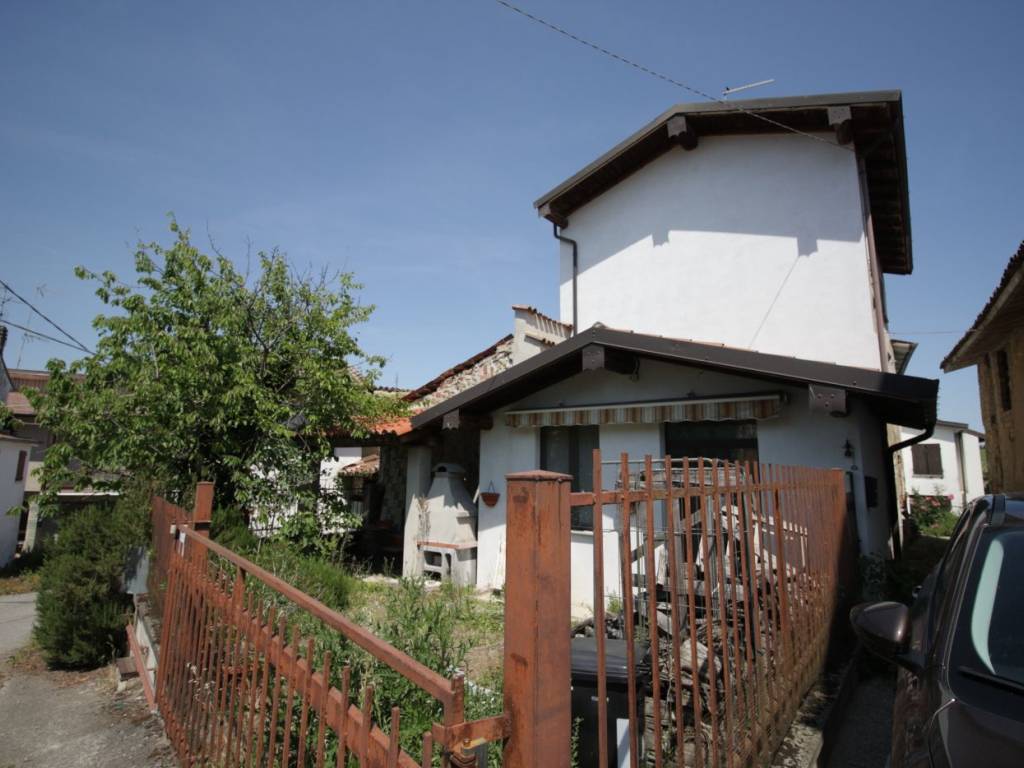 casa indipendente in vendita a Ziano Piacentino