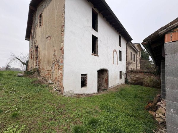 casa indipendente in vendita a Ziano Piacentino
