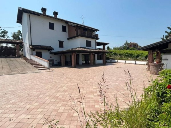 casa indipendente in vendita a Ziano Piacentino in zona Vicobarone