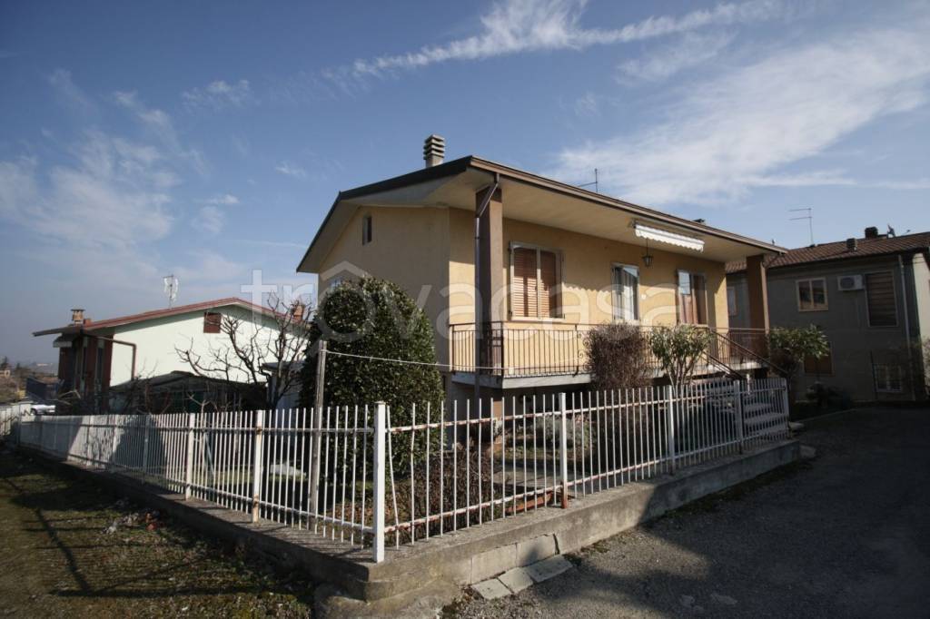 casa indipendente in vendita a Ziano Piacentino