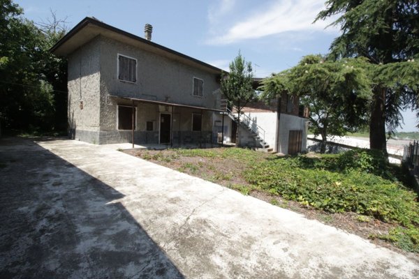 casa indipendente in vendita a Ziano Piacentino