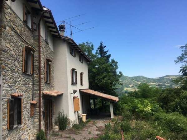 casa indipendente in vendita ad Alta Val Tidone in zona Roncaglie