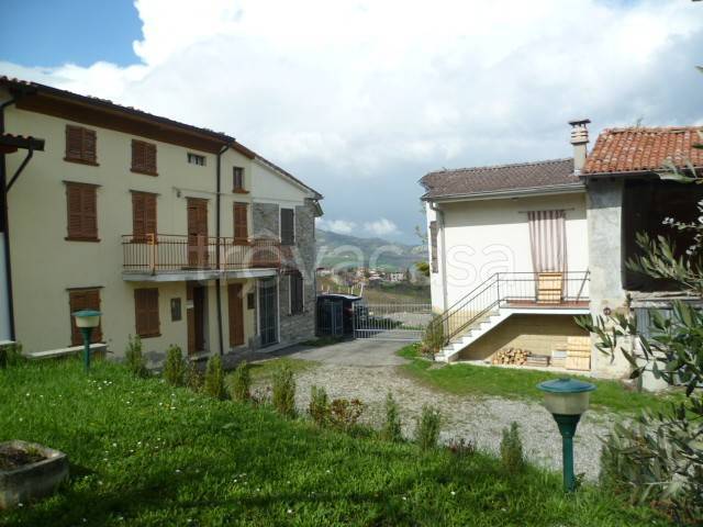 casa indipendente in vendita ad Alta Val Tidone in zona Roncaglie