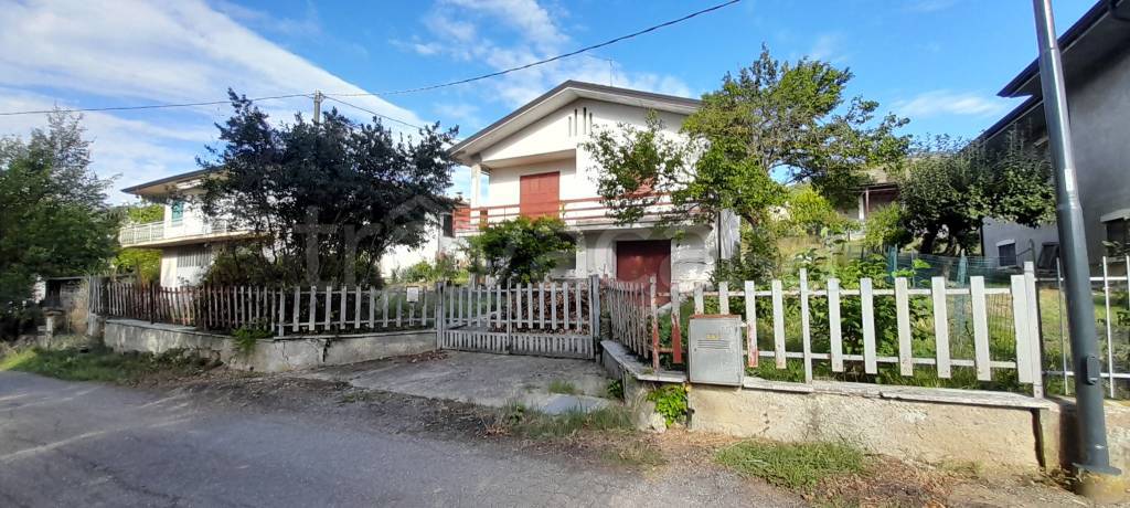 casa indipendente in vendita ad Alta Val Tidone in zona Trevozzo