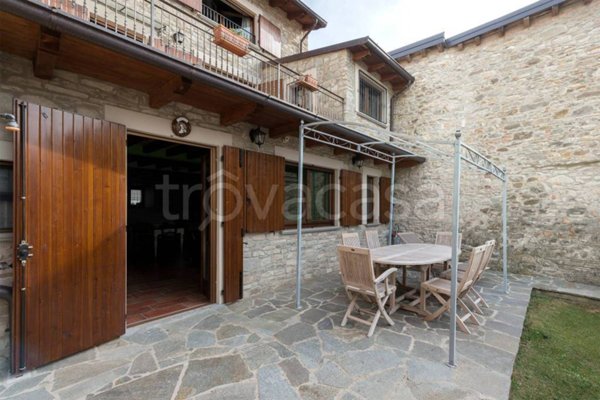 casa indipendente in vendita ad Alta Val Tidone in zona Caminata