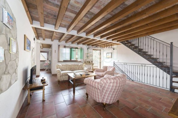 casa indipendente in vendita ad Alta Val Tidone in zona Caminata