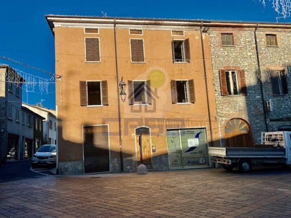 casa indipendente in vendita ad Alta Val Tidone in zona Nibbiano