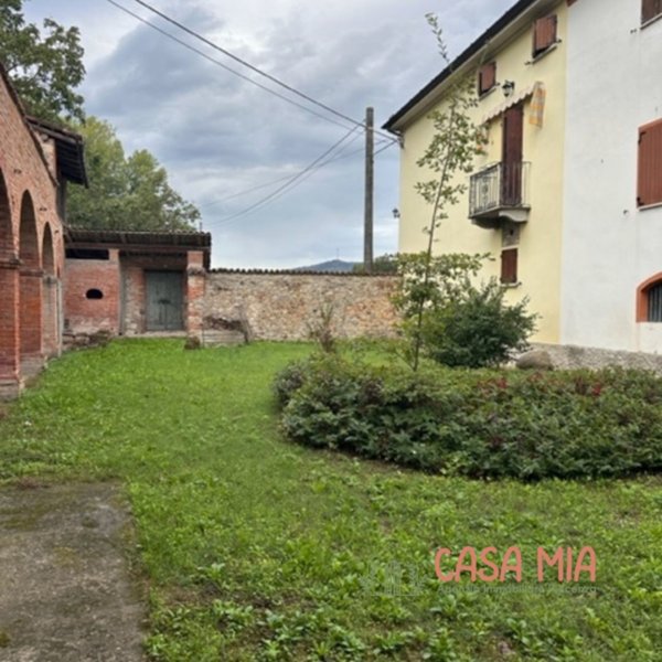 casa indipendente in vendita ad Alta Val Tidone in zona Nibbiano